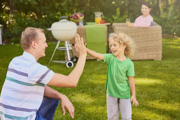 Father high-fiving his son — Stock Photo, Image