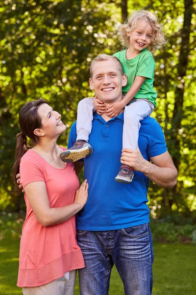 Vater trägt Sohn huckepack — Stockfoto