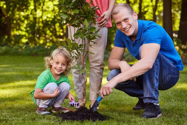 Familie pflanzt einen Baum — Stockfoto