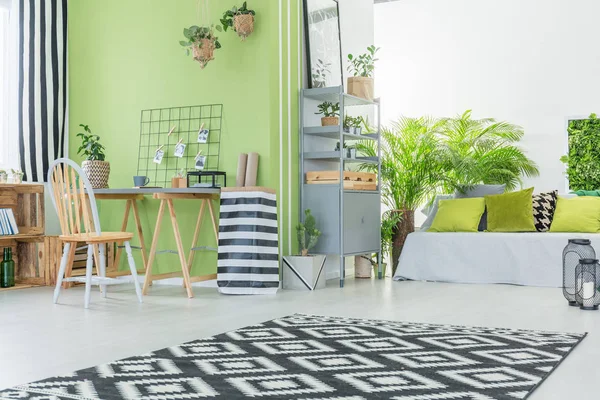 Moderne ruimte met groene muur — Stockfoto