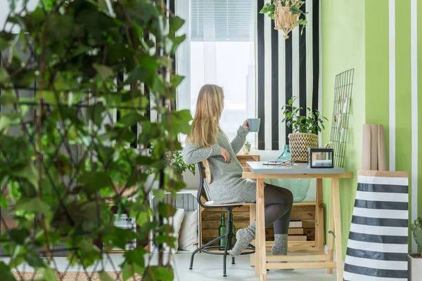 Mujer en una habitación — Foto de Stock