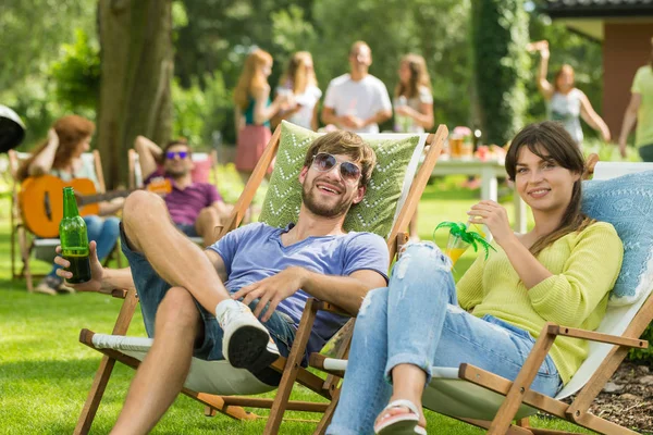 Relaxando em uma espreguiçadeira — Fotografia de Stock