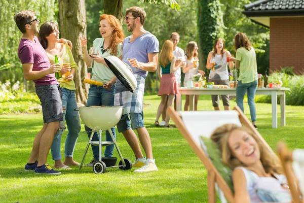 Plezier met barbecue — Stockfoto