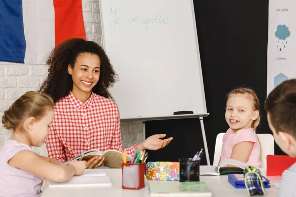 Lehrerin erklärt Kindern Vokabeln — Stockfoto