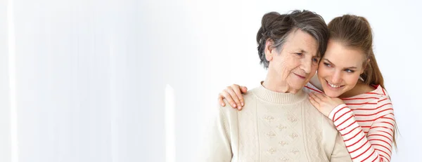 Nieta abrazando abuela — Foto de Stock