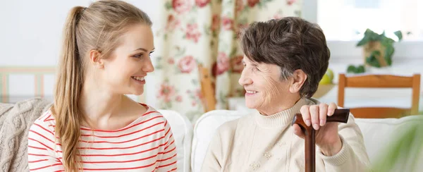 Молодая женщина и бабушка улыбаются — стоковое фото