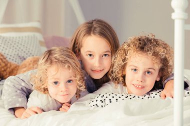 Kardeş kardeş sarılma