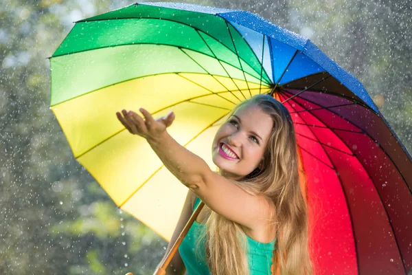 Ragazza bionda controllando per la pioggia — Foto Stock