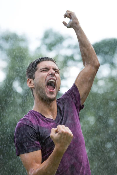 Ενθουσιασμένος ο άνθρωπος σε καλοκαιρινή βροχή — Φωτογραφία Αρχείου
