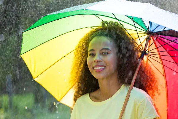 Afro amerikansk kvinna med paraply — Stockfoto