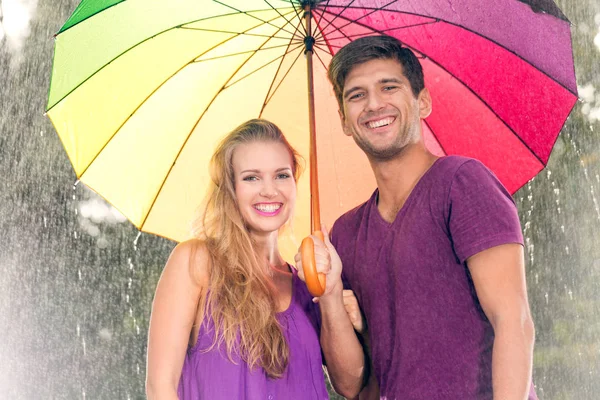 Jeune couple sous parapluie — Photo