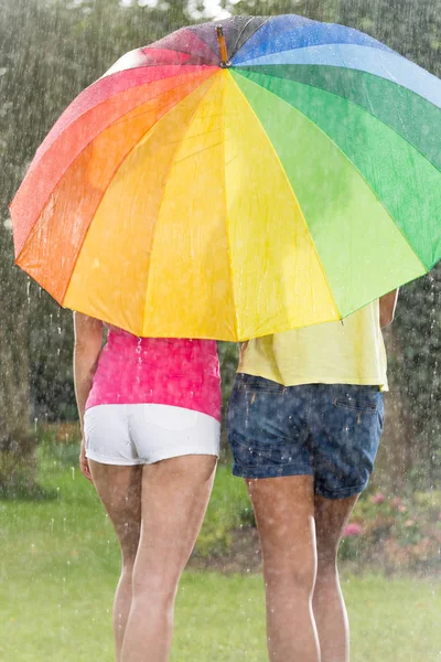Homme et femme sous parapluie — Photo