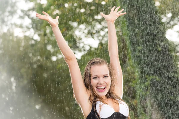 Glad tjej i sommarregn — Stockfoto