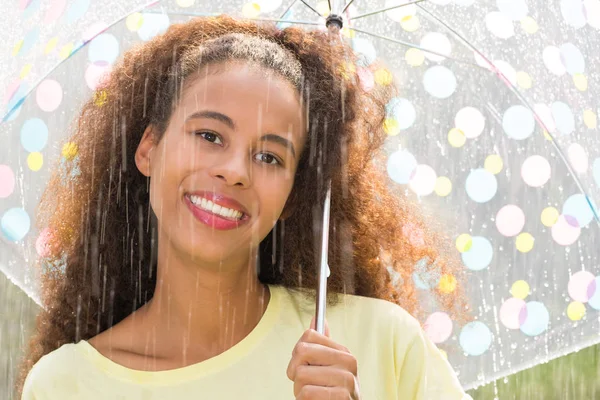 Femme avec parapluie tacheté — Photo