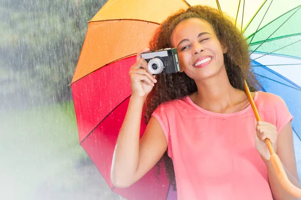 Femme avec parapluie et caméra — Photo