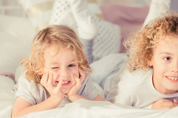 Hermanos pequeños sonriendo —  Fotos de Stock