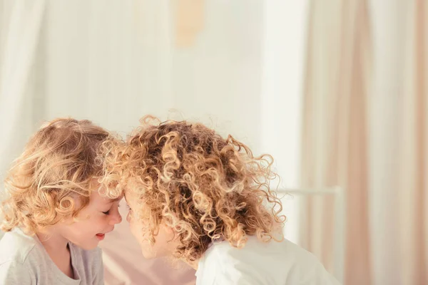 Brüder im Bett — Stockfoto