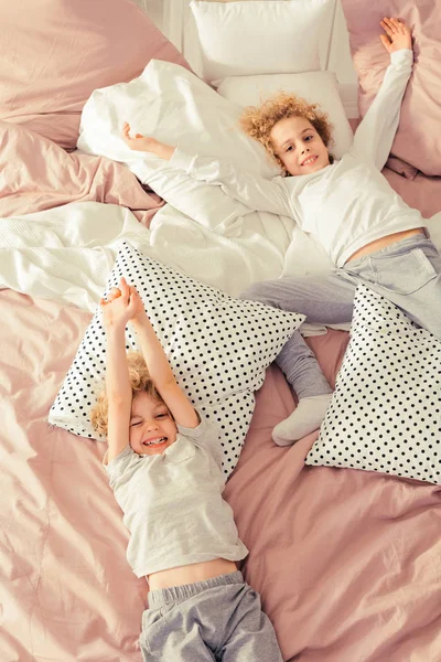 Frères allongés sur le lit — Photo