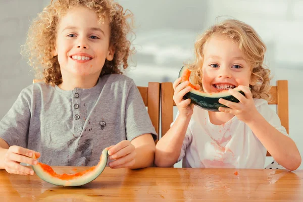 Twee jongens met watermeloen — Stockfoto