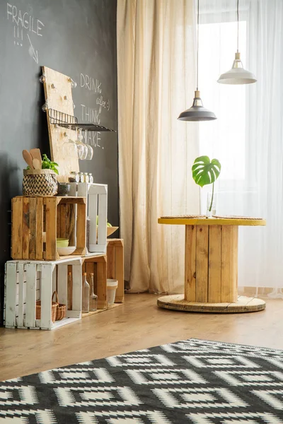 Crates and cable spool in room — Stock Photo, Image