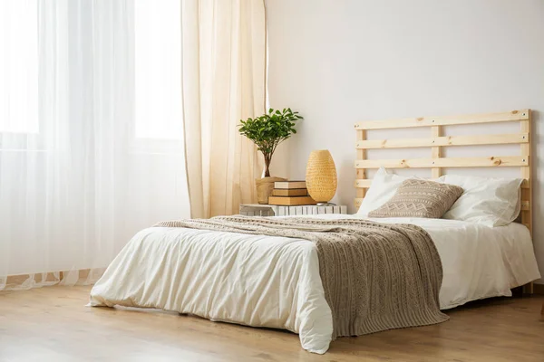 Cama en dormitorio moderno — Foto de Stock