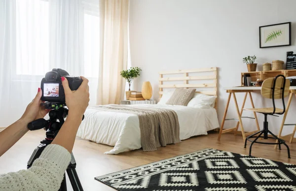 Blogger scattare una foto di camera da letto — Foto Stock