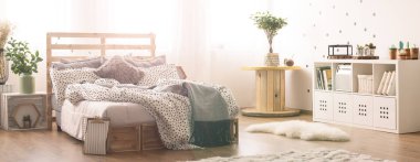 Dağınık yatak odası