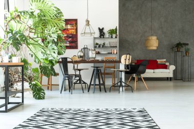 Beyaz duvar ile geniş oda