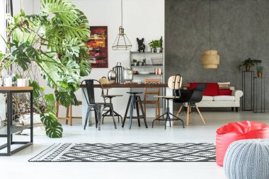 Geniş yemek odası.