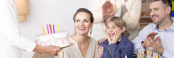 Menino olhando para bolo de aniversário — Fotografia de Stock