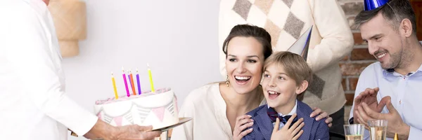 Menino surpreso com bolo de aniversário — Fotografia de Stock