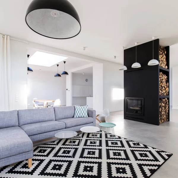 Wohnzimmer mit Sofa und Kamin — Stockfoto