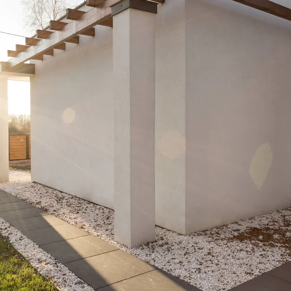 Современный бетонный дом с беседкой — стоковое фото