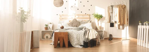 Bett und gepunktete Wand — Stockfoto