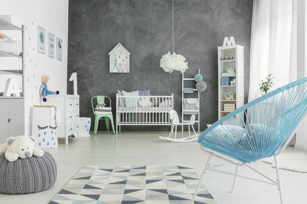 Grote en lichte kamer voor een kind — Stockfoto
