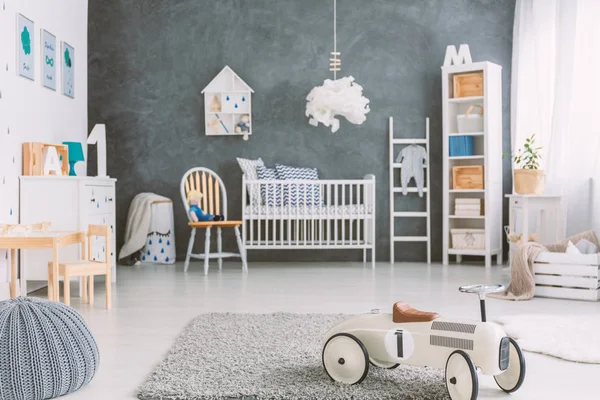 Kinderzimmer mit grauer Wand — Stockfoto