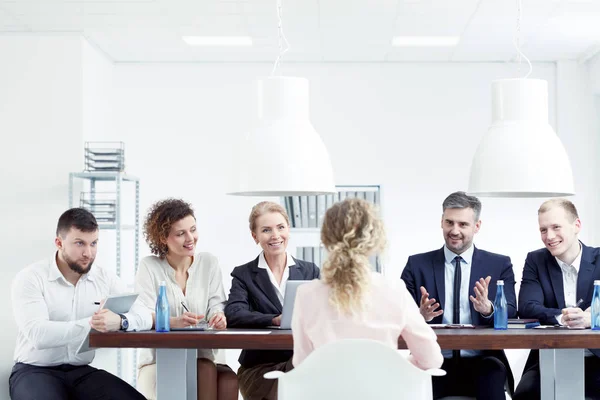 Mulher se candidatando a um emprego — Fotografia de Stock