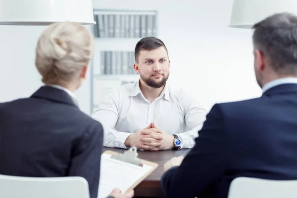 Mann hört Prüfungskommission zu — Stockfoto