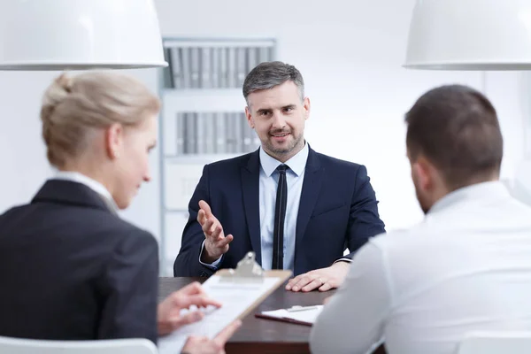 Man convincing examination board — Stock Photo, Image