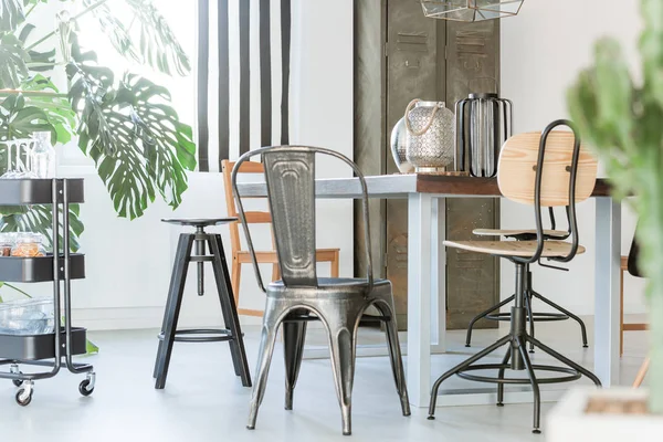 Sala da pranzo con mobili in metallo — Foto Stock