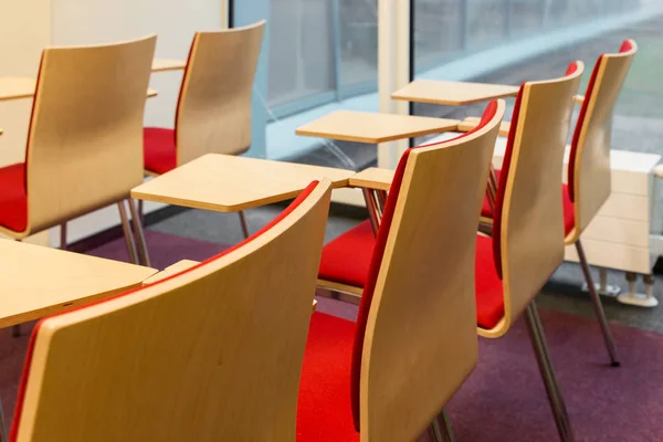Klassenzimmer mit einfachen Schreibtischen und Stühlen — Stockfoto