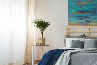 Modaya uygun tasarlanmış yatak odası