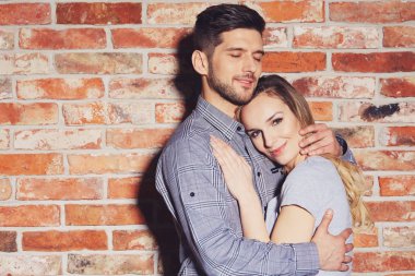 Adam kucaklama kadın