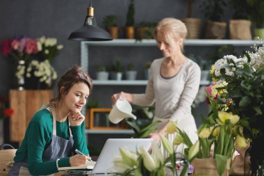 Bilgisayar iş kullanarak çiçekçi