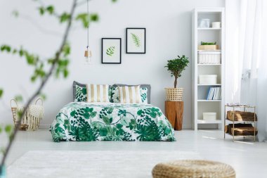 Kitaplık ile beyaz yatak odası