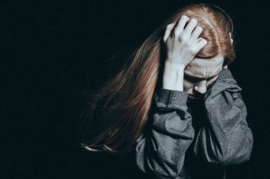 Eller başının üstüne tutan kadın