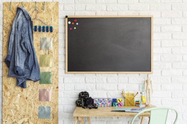 Masa ve sandalye ile iç