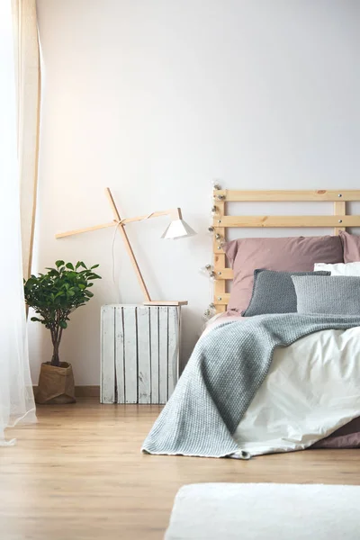 Houten decoratie in de slaapkamer — Stockfoto