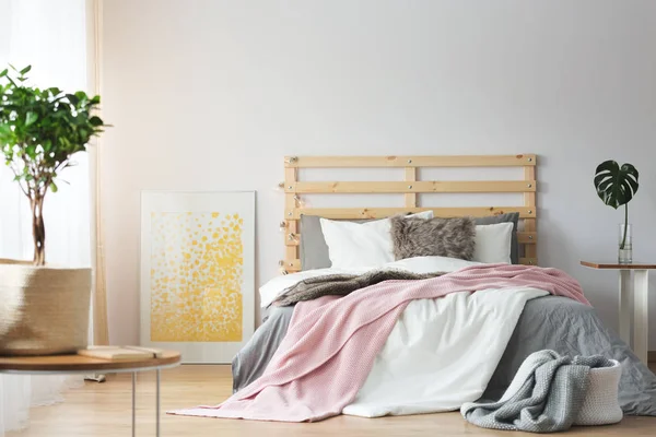 지저분한 밝은 침실 — 스톡 사진