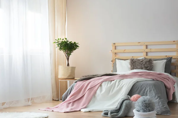 シンプルな内装のベッドルーム — ストック写真